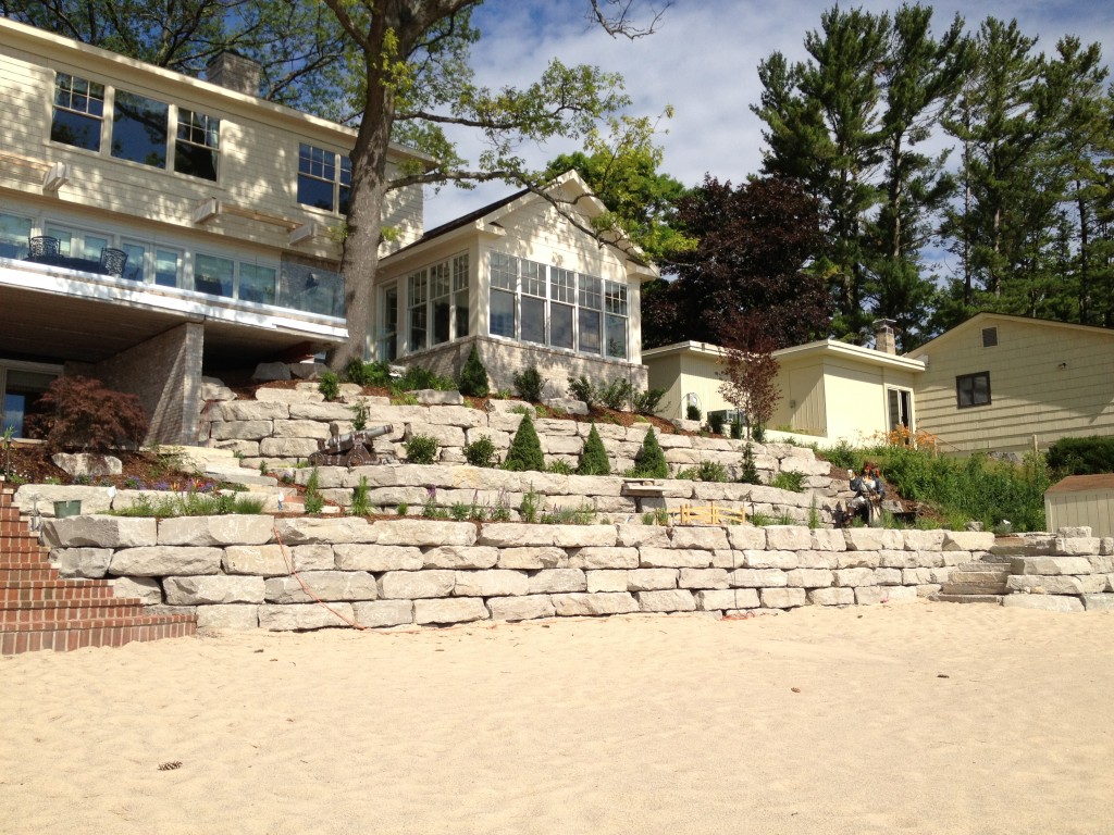 retaining wall with multi tiers of flat stone